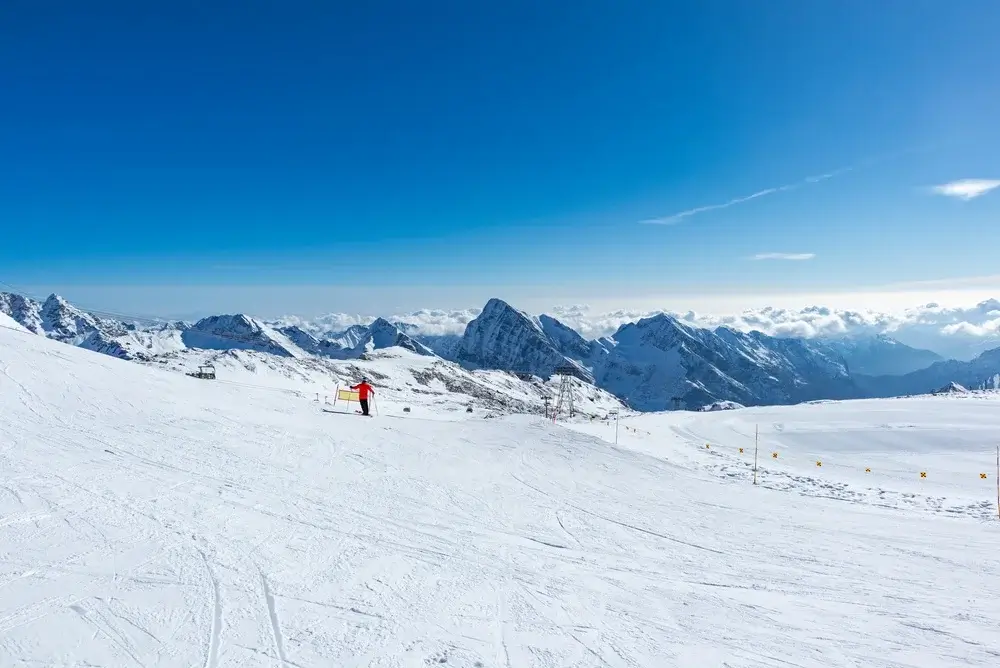 Snedækkede tinder over pisterne i Monterosa Ski