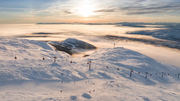 Bred, snedækket fjeldside i Åre i lavt morgenlys