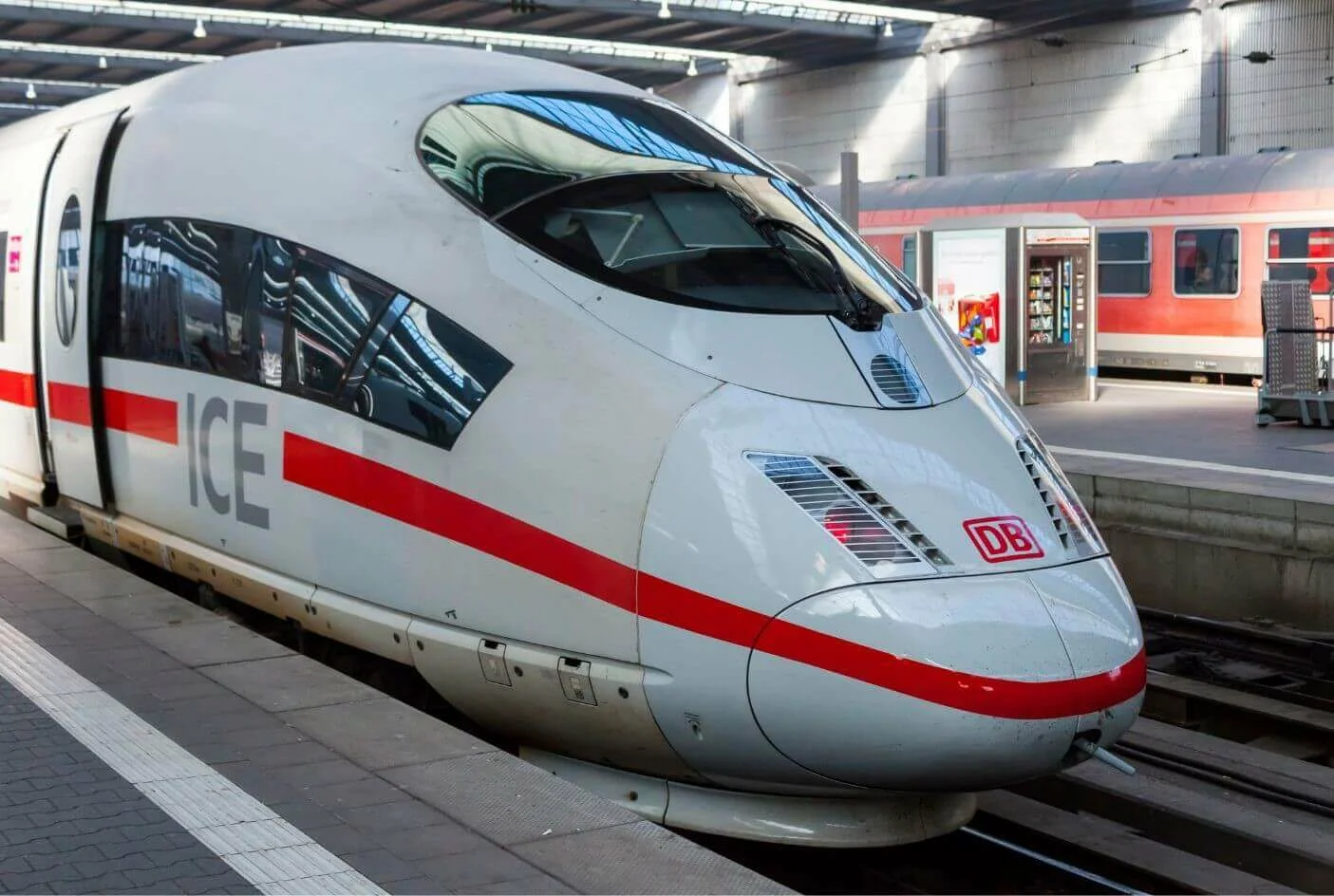 Deutsche Bahns ICE-højhastighedstog på stationen