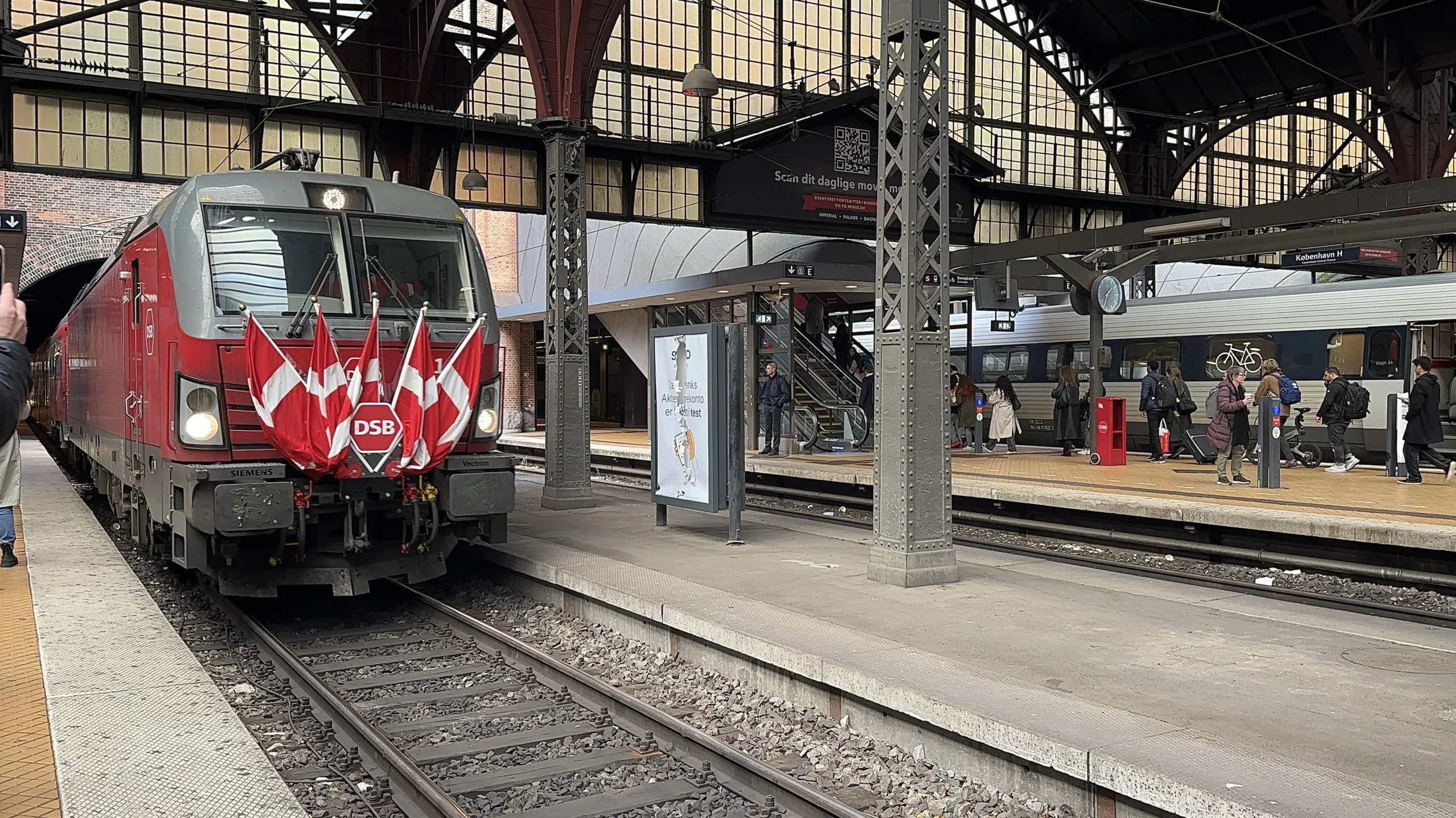 EuroCity-toget med Talgo-vogne holder ved perronen på vej mod Hamborg