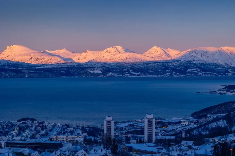 Narvik ved Ofotfjorden med snedækkede fjelde i morgenlys