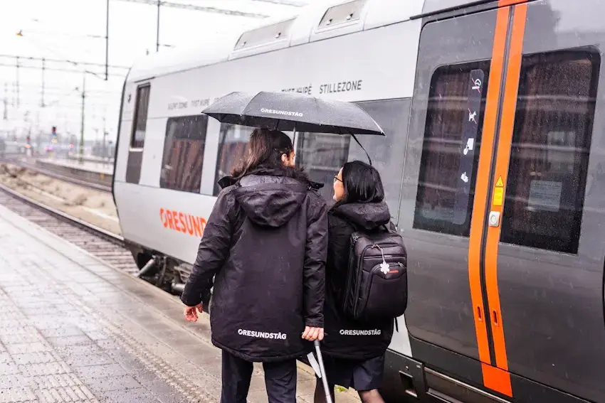 To rejsende med bagage på vej ind i Øresundstoget