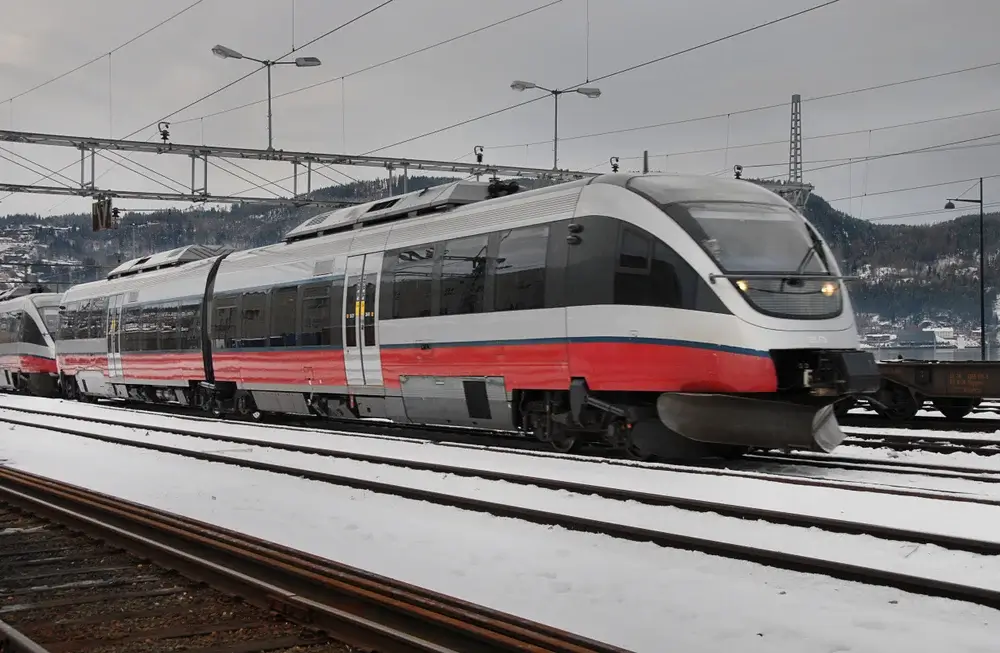 Norsk tog holder i sneen på stationen